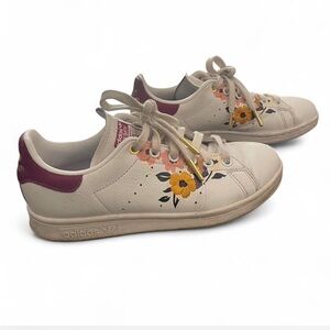 Limited Edition women’s Adidas Stan Smith floral sneakers. Size 5.5